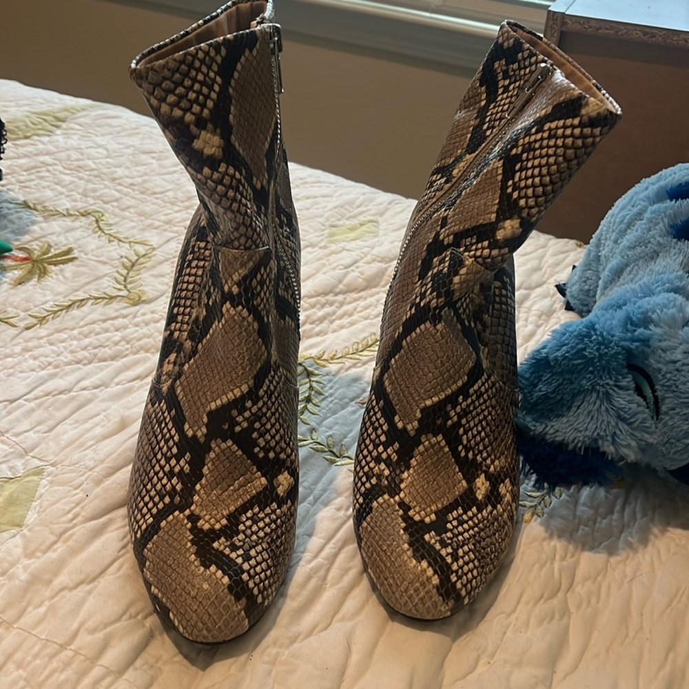 Steven Madden snake pattern boots .. size 8 half-9